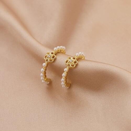 LATS 2021 new Korean Flower Pearl hoop Earrings for women C-shaped Vintage Gold drop Earring Female Fashion Elegant Jewelry