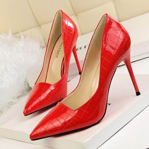 2018 New Women Pumps Fashion Wedding Shoes Patent Leather Party Shoes Pointed Toe Shallow Retro Womens High Heels Shoes 1570-1