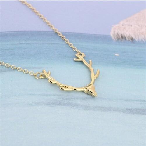 New cute antler pendant necklace, fashionable Christmas auspicious deer head birthday gift.Give gifts to friends