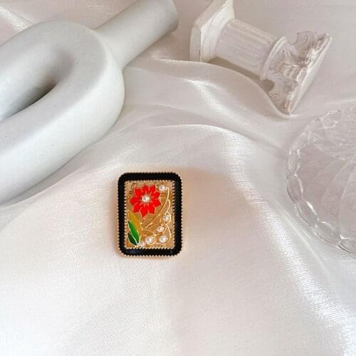 New wholesale retro Flower Pearl Drop oil Enamel Brooch palace antique simple pin badge exquisite accessories