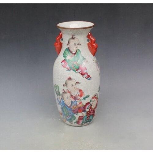 Elaborado florero de porcelana rosa de la familia china, impreso con niños lindos