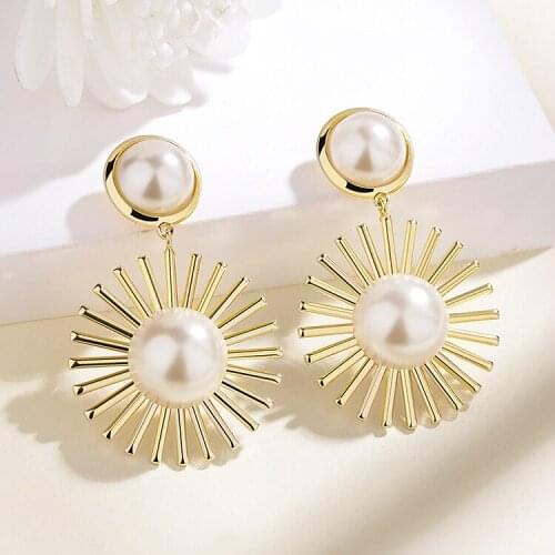 Imitation Pearl Flower Earrings New Fashion in 2020 Korean Temperament all kinds of fashionable round face earrings