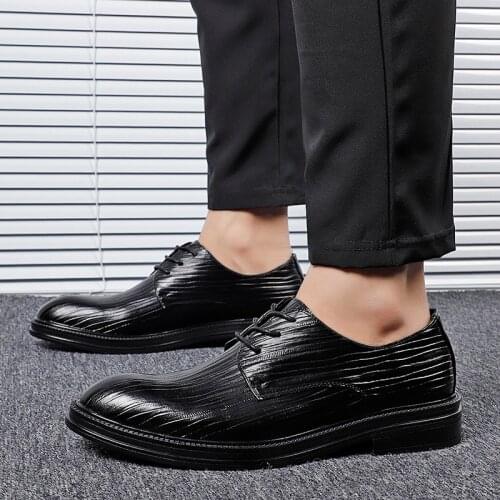 Yomior New Men Designer Shoes Vintage British Formal Dress Leather Shoes High Quality Black Loafers Pointed Toe Wedding Oxfords
