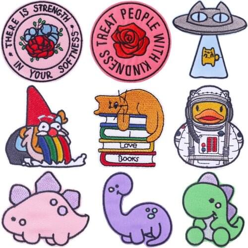 Creative Animals Embroidery Patches on Clothes Round Floral Badges Book Love Cartoon Appliques Cute Dinosaurs Thermo Stickers