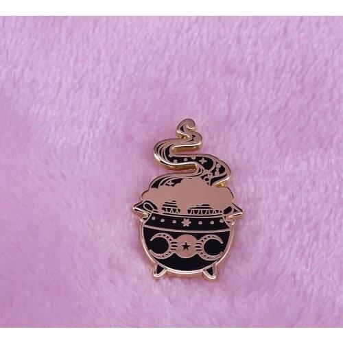 Witchy Cauldron Brooch Heh!!! A wicked witchh is brewing up something delightfully wicked inside her cauldron this Halloween