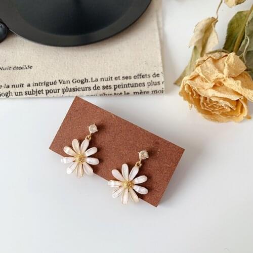 Female Daisy Flower Delicate Small Ear Clips Earrings 2020 New Style Elegant Daisy Ear Clip Earrings Without Piercing for Women