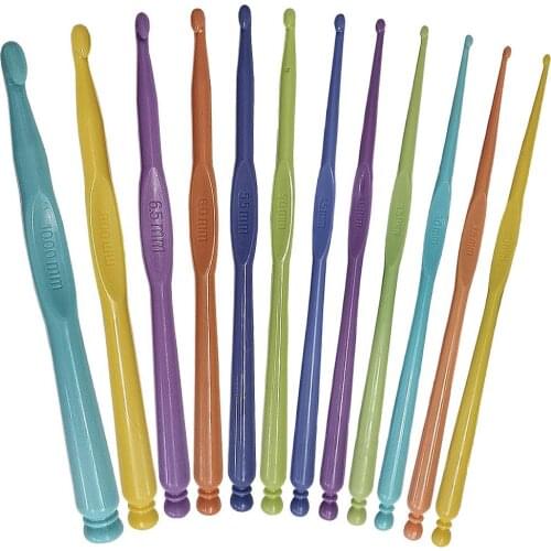 12pcs Colorful plastic knitting needles and crochet tools and accessories Hooks and knitting accessories Crochet hooks so weave