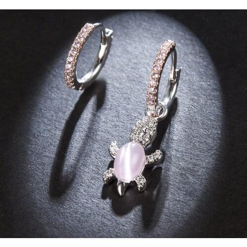 Famous New Design Pink Zircon Baby Turtle Earrings Asymmetry Hoop Earrings for Girls Drop Shipping Animal Monaco Earring