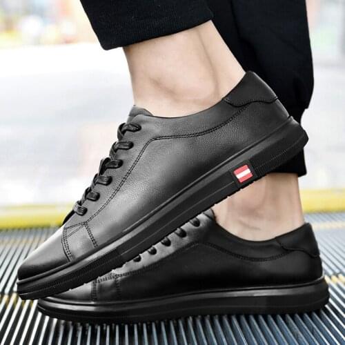 2021 Fashion Men Lightweight Breathable Off White or Black Soft Leather Lace up Sneakers Men Comfortable Walking Running Sneaker