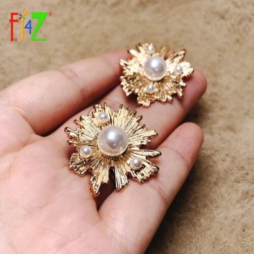 F.J4Z Stylish Daisy Stud Earrings for Women Trendy Simulated Pearl Statement Earrings Ladies Cocktail Gifts Earring Jewelry