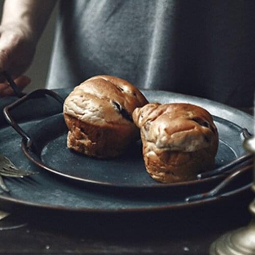 European Retro Metal Plate With Handles Handcrafted Round Wrought Vintage Storage Bread Dessert Tray Home Decor Garden Restauran