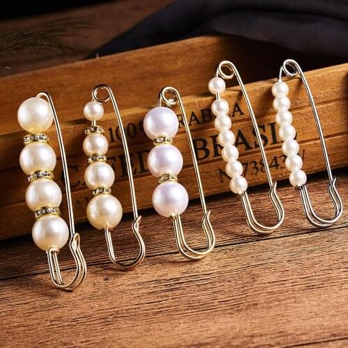 Fashion Pearl Brooch Cute Creative Fixed Clothes crystal Decorative Brooch for Women Anti-Exposure Neckline Buckle