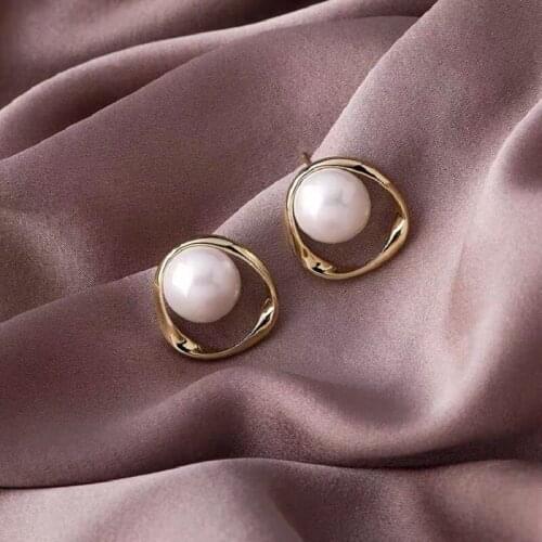 Summer New Shell Pearl Has Stud Earrings Female Tide Contracted Temperament Luxury Geometric Pearl Earrings