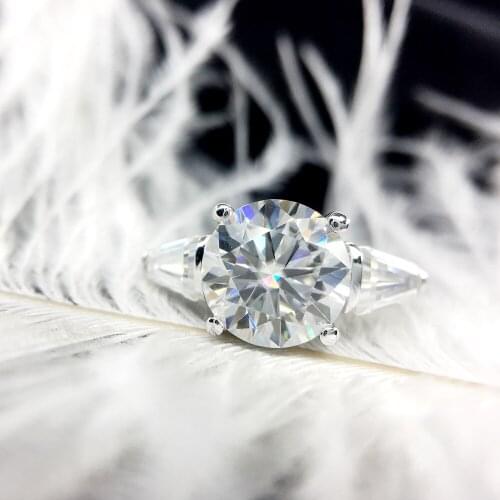 Silver Or 18K White Gold 2.5ctw 8mm Centre Round Cut GH Color Moissanite Engagement Ring Anniversary Ring For Women