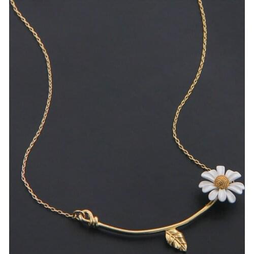 Women Daisy Pendant Necklace Gold Color Clavicle Chain Cute White Flower Fashion Dainty Metal Girls Party Wedding Jewelry Gifts