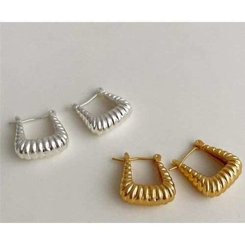 AOMU 2021 New Simple Retro U-Shape Threaded Croissant Crescent Metal Ear Buckle Hoop Earring for Female Fashion Jewelry Gifts