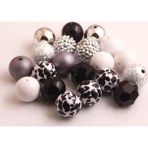Kwoi vita AM-06 Black White Color Custom Design Mix Acrylic beads for Kids Chunky beaded Necklace Jewelry 20mm 50pcs A lot