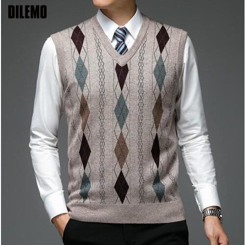New Autum Fashion Brand Argyle Pullover Sweater V Neck Knit Vest Men Diamond Trendy 6% Wool Sleeveless Casual Men Clothing
