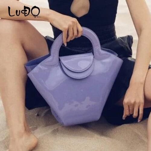 2021 new luxury brand patent leather handbag fashion wrist bag lady bag crocodile pattern triangle vegetable basket handbag