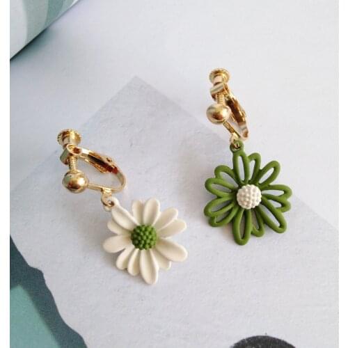 Asymmetric Green White Daisy Flower Earrings For Women Cute Metal Flower Clip On Earring Without Piercing