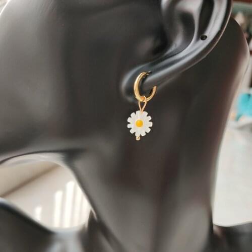20 pair)10mm Mother Pearl yellow Daisy flower with 925 silver with gold plated earring for Girl earring With Best Quality