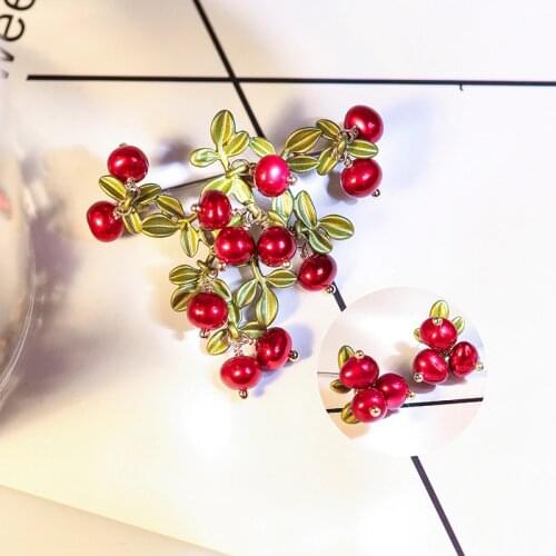 Vanssey Vintage Fashion Jewelry Cranberry Leaf Natural Pearl Red Green Handmade Brooch Pin Party Wedding Accessories for Women