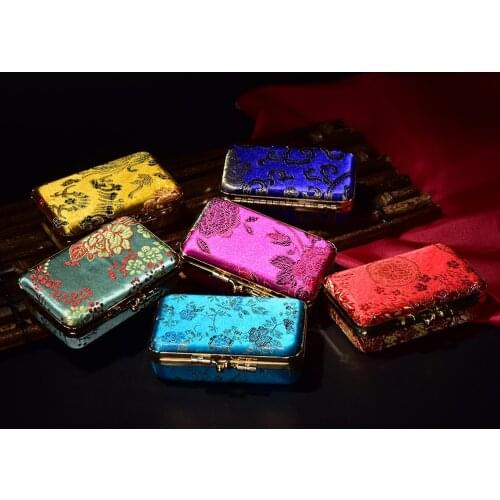 1pcs Coin Lipstick Holder Embroidered Flower Design Lipstick Case Box With Mirror Hasp Cosmetic Bags Color Randomly