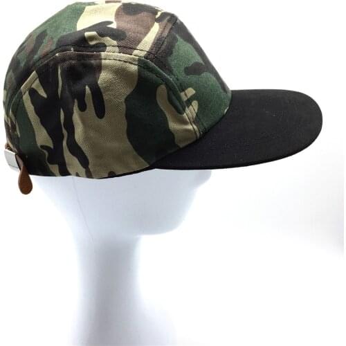 Women Men Camouflage 5 Panel Hip Hop Cap with Black Flat Peak Brim Unisex Camo Baseball Caps with PU Belt Buckle on the Back