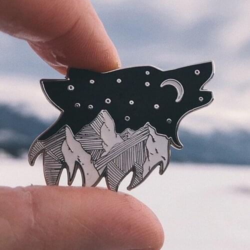 Starry Sky Moon Mountain Wolf Howling Brooch Pins Enamel Metal Badges Lapel Pin Brooches Jackets Fashion Jewelry Accessories