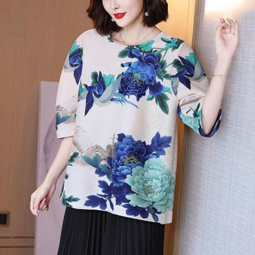 Plus Size Tops 2021 Women Summer Flowers Printed Round Neck Half Sleeve Loose Stretch Miyake Pleated T-Shirts For Women 45-75kg