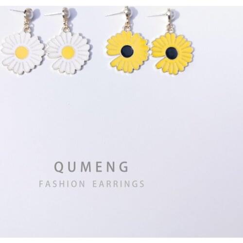 QUMENG 2020 Fashion New pearl Earrings Korean Small Fresh Daisy Flower Personality Earrings for Women Wholesale