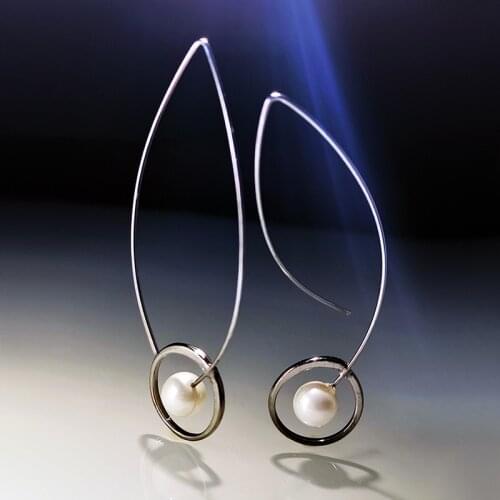 Graceful White Pearl Drop Earrings for Women Elegant Jewelry Simple Black Metal Hollow Round Hook Wedding Earrings