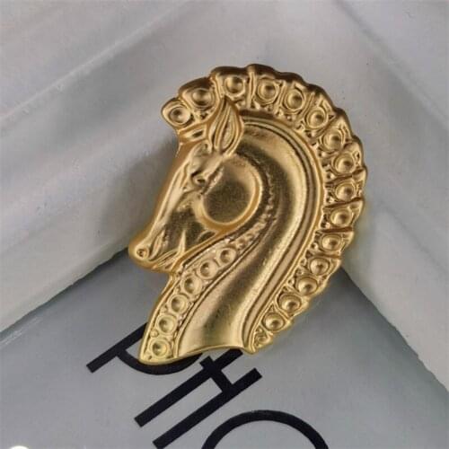 Light decoration new world new retro grinding placer gold ornament horsehead brooch clothing corsage, matte female pin