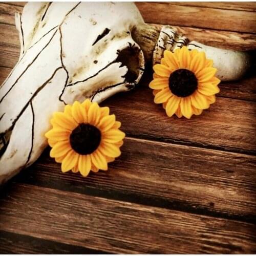 New 1 Pair Golden Sunflowers Earrings for Women Fresh Charming Lovely Cute Simplicity Style Daisy Flower Trendy Ear Studs