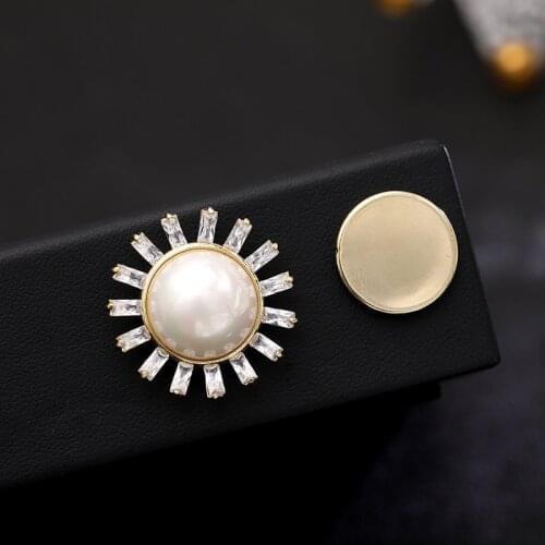 High Quality Magnet Brooch Without Piercing Fashion Classic Small Cute Metal Sunflower Pins For Women Clothes Accessories