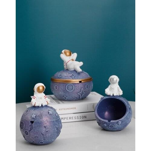 Creative Fashion Cute Ashtray With Lid Astronaut Resin Ash Tray Smoking Gadgets Gift For Boyfriend Weed Home Accessories