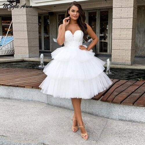 Magic Awn White Short Wedding Dresses Sweetheart Lace Appliques Tiered Skirt Knee Length Mariage Gowns Lace-Up Back Sukienka
