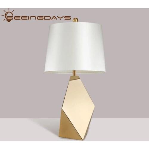 Modern American Golden Metal Table Lamps Designer Edge Metal Bedside Lamps for Model Room Living Room Villa Art Home Decorative