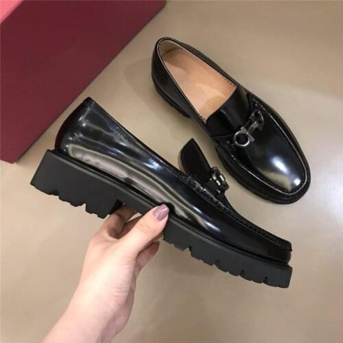 Guangzhou mens leather shoes, patent leather, bright surface, thick sole and high casual leather shoes