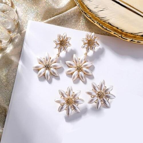 Pearl Flower Earrings Ear Studs Floral Superior Quality Fashion Decorative Pearl Flower Stud Earrings Charm Earrings For Women