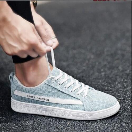 2020 New Spring Student Korean Breathable Skateboard Shoes Classic Simple Black And White Low-top Deodorant Mens Cloth Shoes