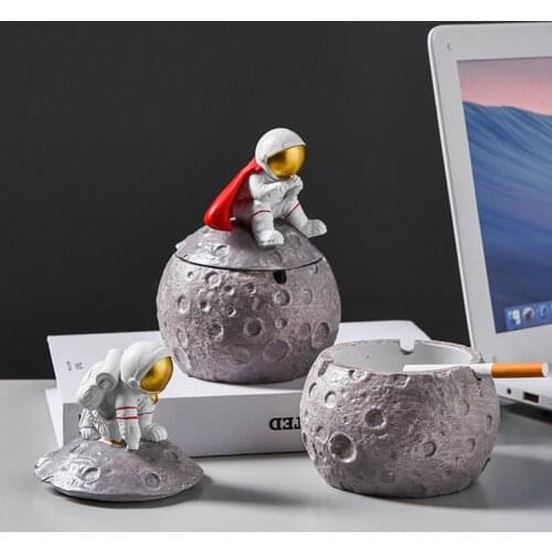 European Resin Cute Astronaut Ashtray Art with Lid Anti-ash Home Office Decoration Creative Astronaut Ashtray Gift for Boyfriend