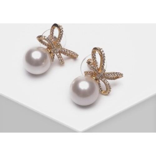 Amorita boutique Bows are paired with artificial pearl stud earrings