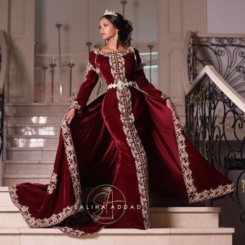 Red Muslim Wedding Dresses Velvet Long Sleeves Bridal Gowns Gold Lace Appliques Custom Made Dubai Arabic Wedding Gowns