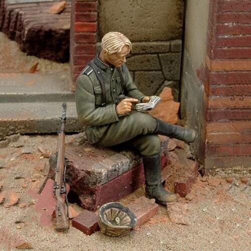 Unassambled 1/35 ancient man sit in summer Resin figure miniature model kits Unpainted