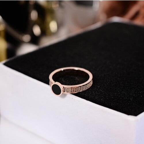 YUN RUO 2018 New Arrival Fashion Black Round Ring Rose Gold Color Woman Gift Party Titanium Steel Jewelry Top Quality Never Fade