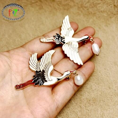 F.J4Z 2020 New Bird Brooches for Women Enamel Brooches Cute White Flying Crane Pins Girls Costume Accessories Gifts Dropship