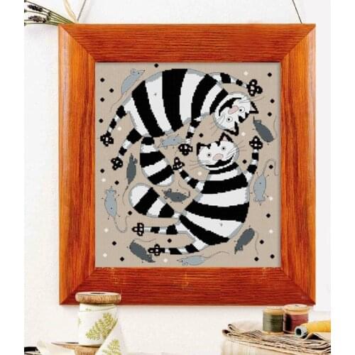 The black and white cats hunting the mice linen flaxen cloth cross stitch package 14ct kit embroider DIY handmade needlework