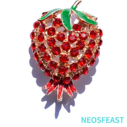 Elegant Rhinestone Strawberry Brooches Red Color Enameled Fruit Pin Ladies Corsage Coat Garments Wedding Gifts Fashion Jewelry