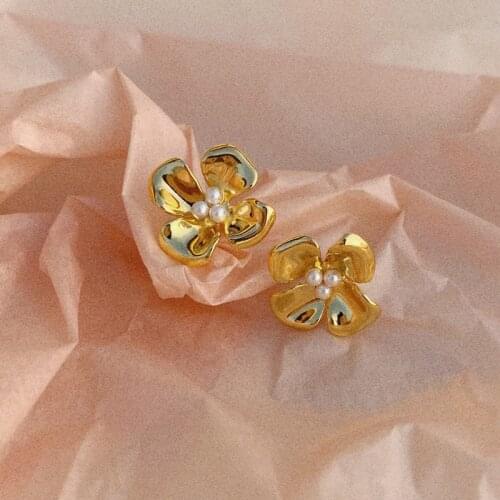 Small flower irregular petal pearl earrings